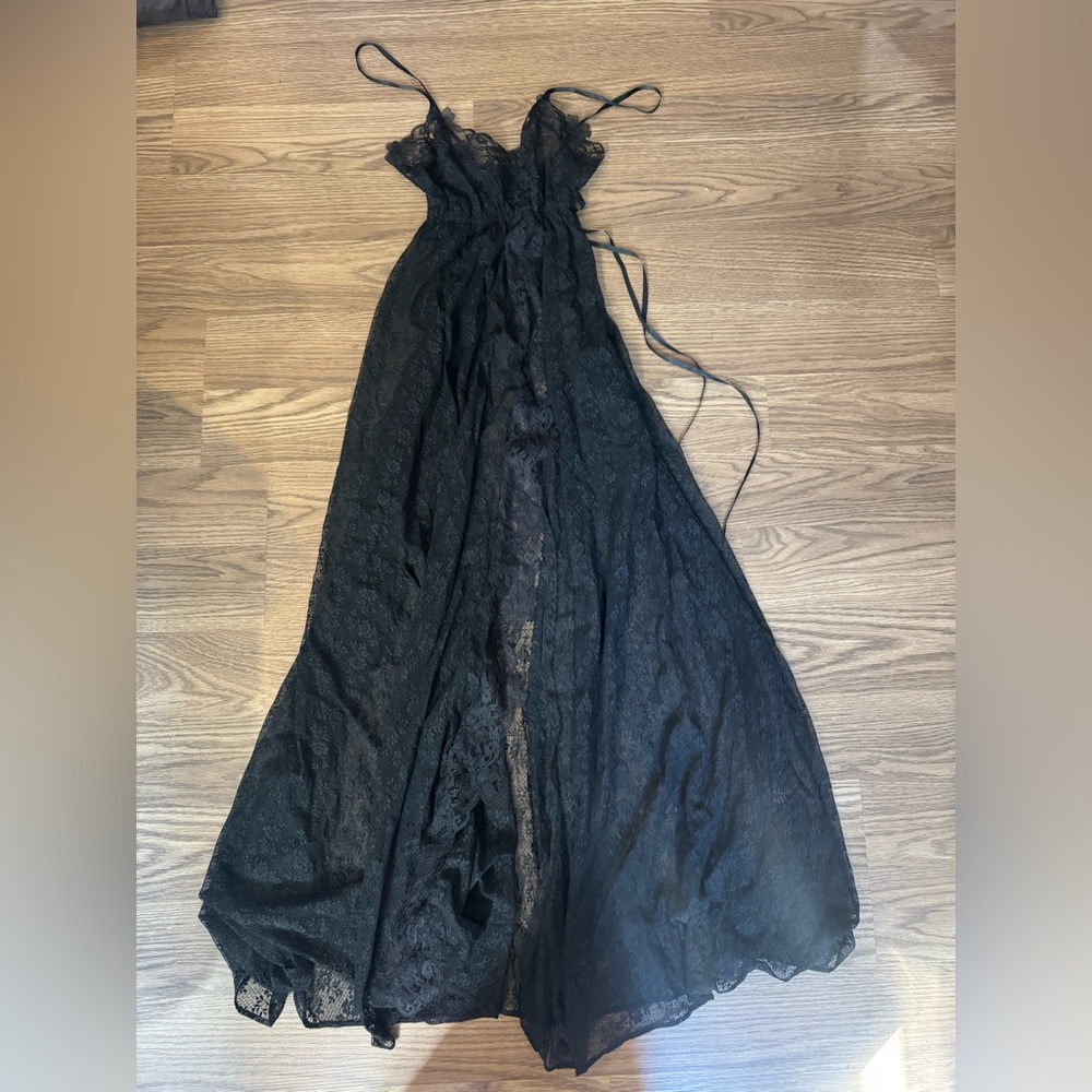Elegant Black Lace Nightgown/Dress